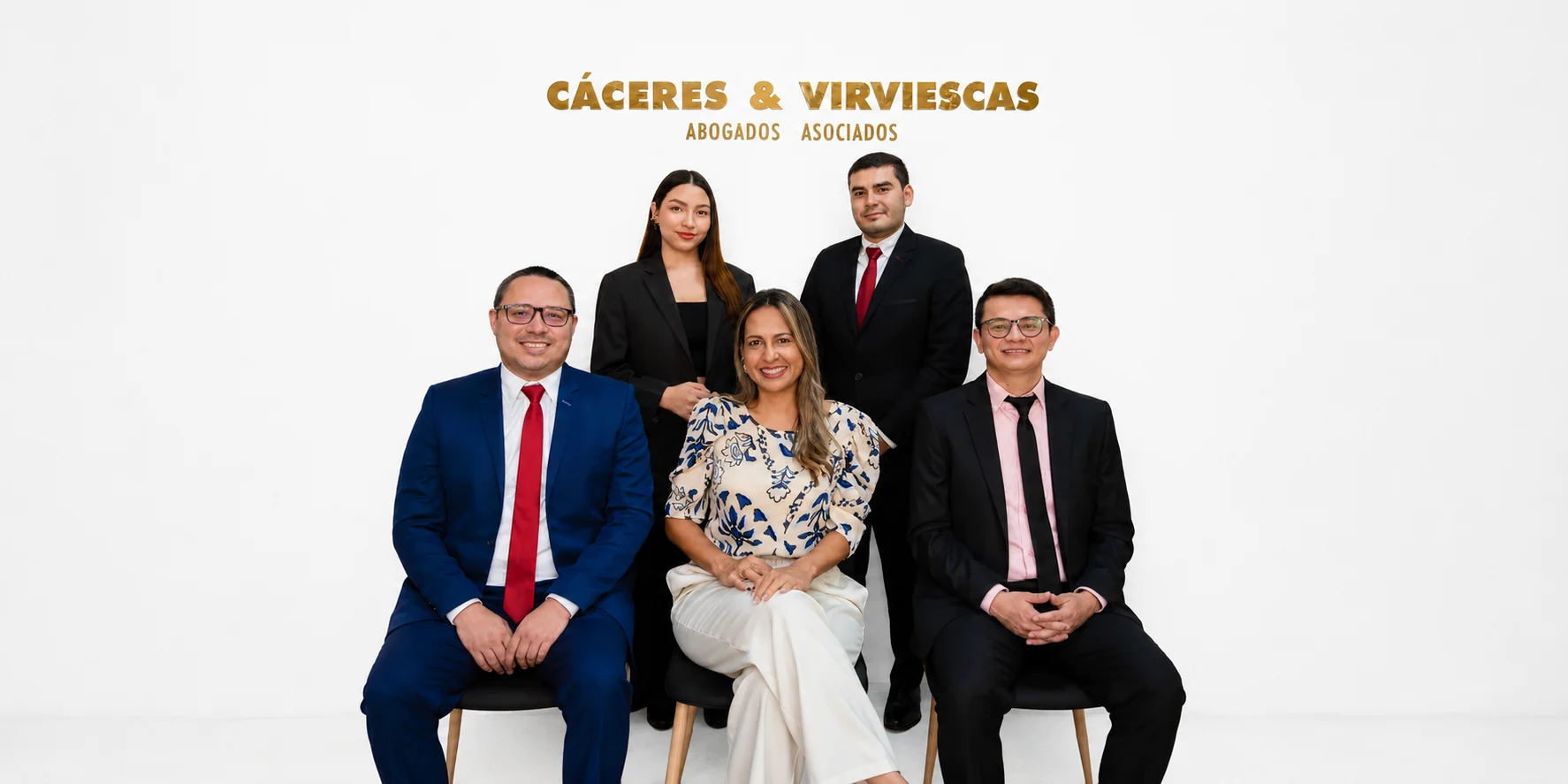 El equipo de Cáceres y Virviescas Abogados Asociados en su estudio